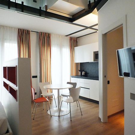 Bb Hotels Aparthotel Isola Milan Bagian luar foto