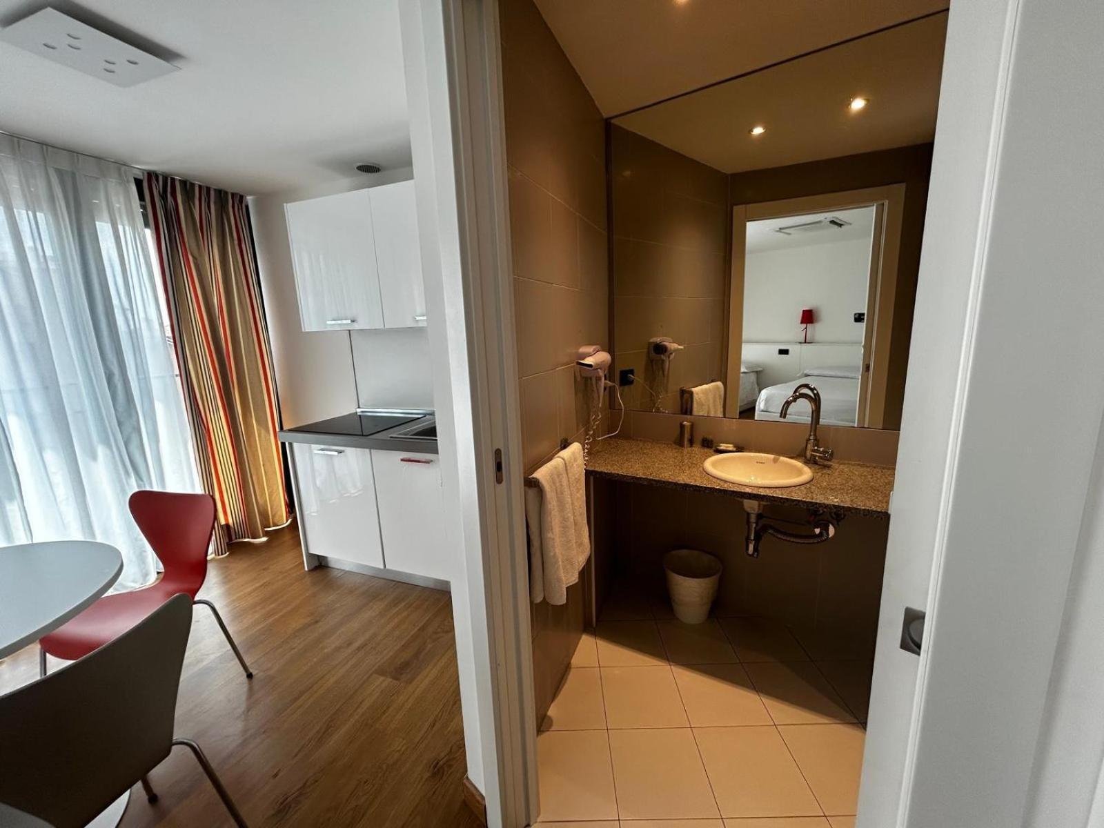Bb Hotels Aparthotel Isola Milan Bagian luar foto